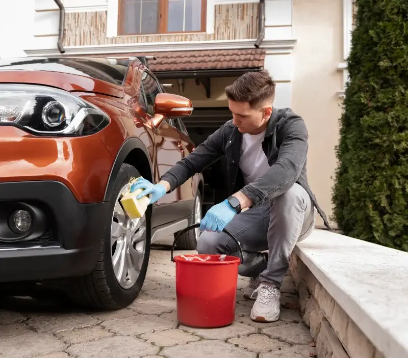 Lavage auto à domicile Tréglonou : professionnel intervenant sur un véhicule